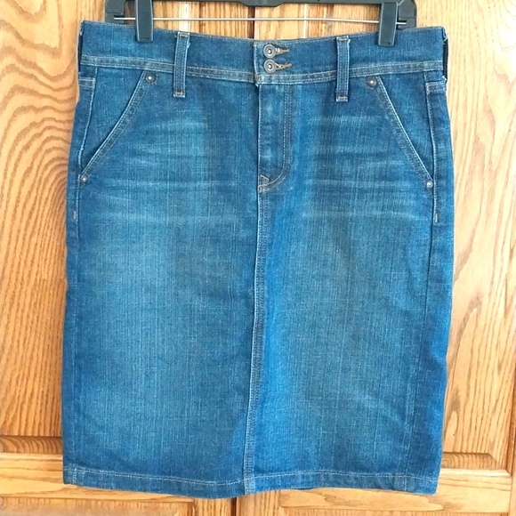 Old Navy NWOT Women's Denim Jean Skirt Size 8 Medium Wash 2-Button Zip Fly Slit - Picture 1 of 9